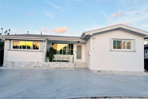 House in North Bay Village, Florida 3 bedrooms, 193.05 sq.m. № 1812397 - photo 3