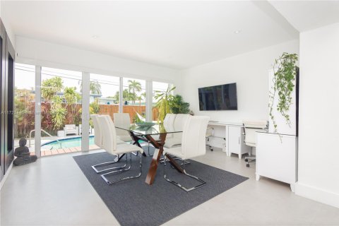 House in North Bay Village, Florida 3 bedrooms, 193.05 sq.m. № 1812397 - photo 30