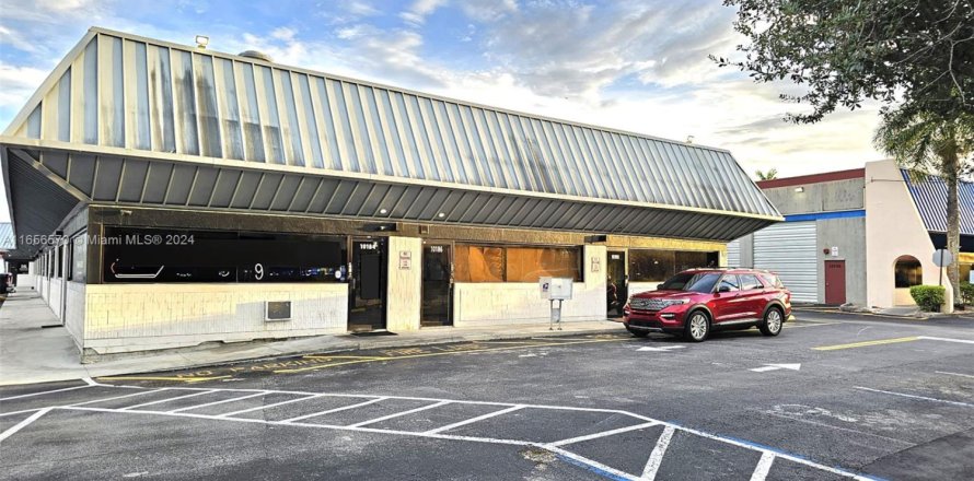 Commercial property in Sunrise, Florida № 1859886