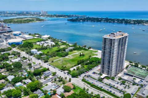 Condo in West Palm Beach, Florida, 2 bedrooms  № 1228540 - photo 1