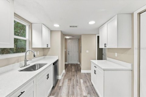 House in Babson Park, Florida 3 bedrooms, 147.06 sq.m. № 2394276 - photo 2