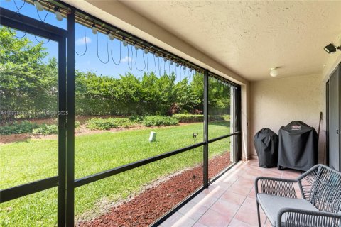 Townhouse in Weston, Florida 3 bedrooms, 145.3 sq.m. № 1941823 - photo 27