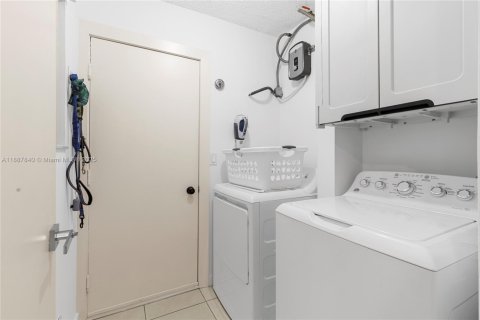 Townhouse in Weston, Florida 3 bedrooms, 145.3 sq.m. № 1941823 - photo 21