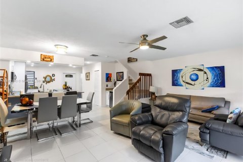 Townhouse in Weston, Florida 3 bedrooms, 145.3 sq.m. № 1941823 - photo 25