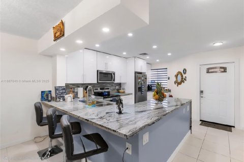 Townhouse in Weston, Florida 3 bedrooms, 145.3 sq.m. № 1941823 - photo 18