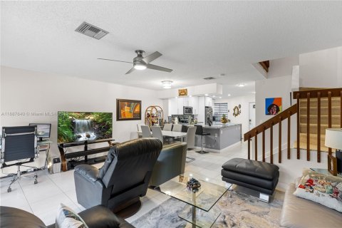Townhouse in Weston, Florida 3 bedrooms, 145.3 sq.m. № 1941823 - photo 24