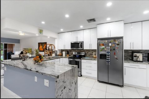 Townhouse in Weston, Florida 3 bedrooms, 145.3 sq.m. № 1941823 - photo 19