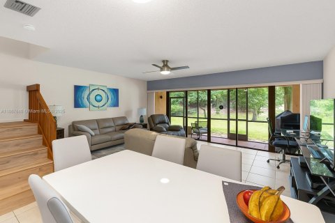 Townhouse in Weston, Florida 3 bedrooms, 145.3 sq.m. № 1941823 - photo 26