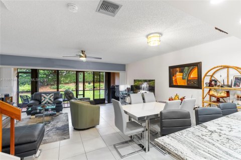 Townhouse in Weston, Florida 3 bedrooms, 145.3 sq.m. № 1941823 - photo 23