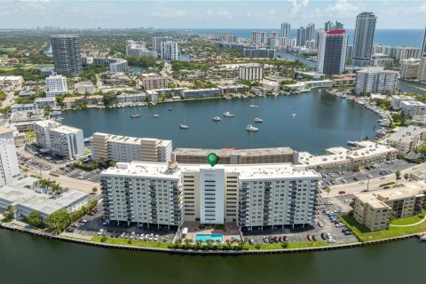 Copropriété à louer à Hallandale Beach, Floride: 1 chambre, 85.93 m2 № 1897359 - photo 1