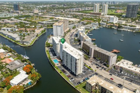 Copropriété à louer à Hallandale Beach, Floride: 1 chambre, 85.93 m2 № 1897359 - photo 13