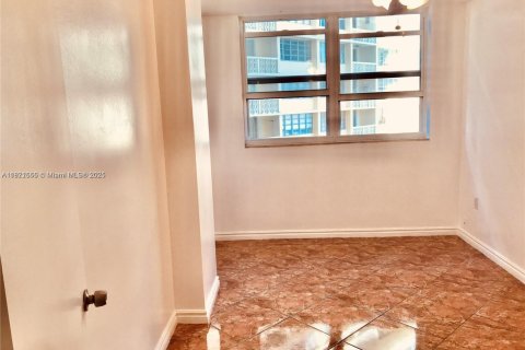 Condominio en venta en Hallandale Beach, Florida, 2 dormitorios, 98.48 m2 № 1962354 - foto 30