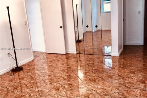 Condominio en venta en Hallandale Beach, Florida, 2 dormitorios, 98.48 m2 № 1962354 - foto 14