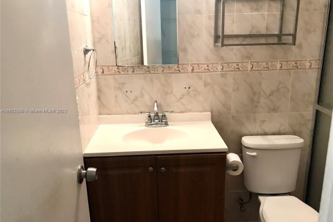 Condominio en venta en Hallandale Beach, Florida, 2 dormitorios, 98.48 m2 № 1962354 - foto 17