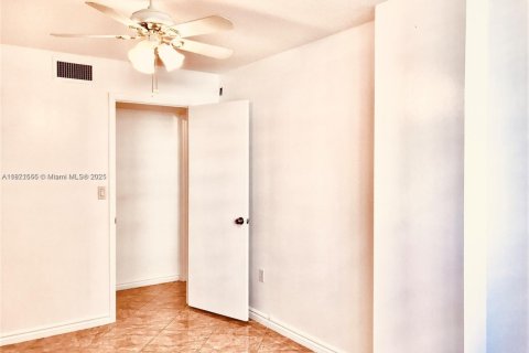 Condominio en venta en Hallandale Beach, Florida, 2 dormitorios, 98.48 m2 № 1962354 - foto 20