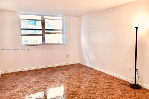 Condominio en venta en Hallandale Beach, Florida, 2 dormitorios, 98.48 m2 № 1962354 - foto 21