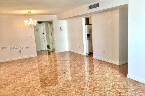 Condominio en venta en Hallandale Beach, Florida, 2 dormitorios, 98.48 m2 № 1962354 - foto 4