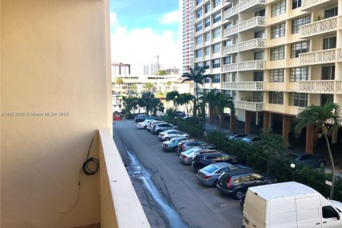 Condominio en venta en Hallandale Beach, Florida, 2 dormitorios, 98.48 m2 № 1962354 - foto 11