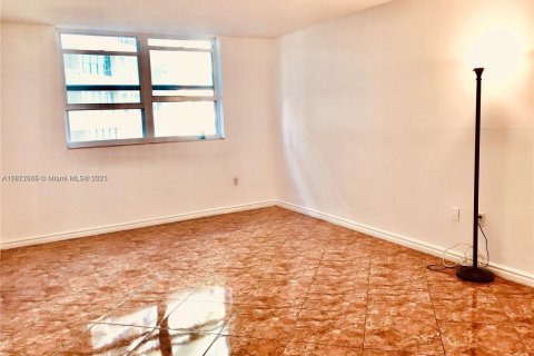 Condominio en venta en Hallandale Beach, Florida, 2 dormitorios, 98.48 m2 № 1962354 - foto 28