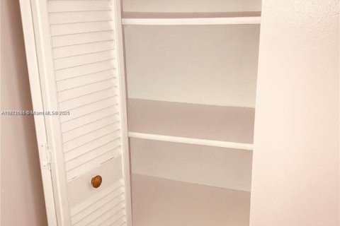 Condominio en venta en Hallandale Beach, Florida, 2 dormitorios, 98.48 m2 № 1962354 - foto 24