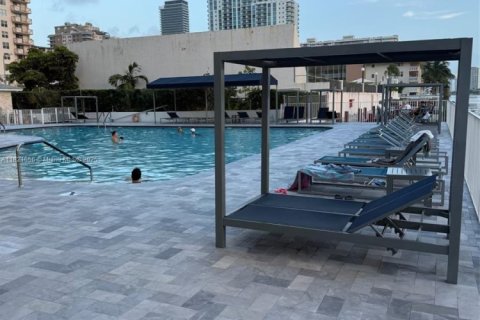 Condominio en venta en Hallandale Beach, Florida, 2 dormitorios, 98.48 m2 № 1962354 - foto 1