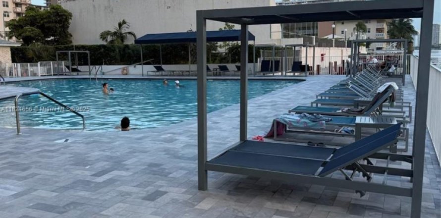 Condominio en Hallandale Beach, Florida, 2 dormitorios  № 1962354