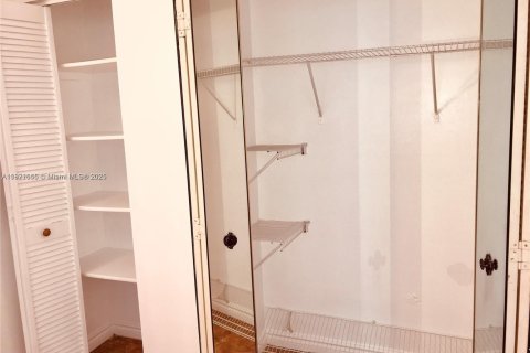 Condominio en venta en Hallandale Beach, Florida, 2 dormitorios, 98.48 m2 № 1962354 - foto 25