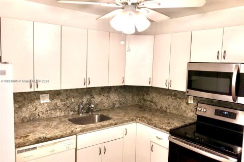 Condominio en venta en Hallandale Beach, Florida, 2 dormitorios, 98.48 m2 № 1962354 - foto 8