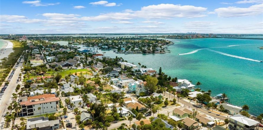 Casa en Saint Pete Beach, Florida 3 dormitorios, 174.93 m2 № 1677858