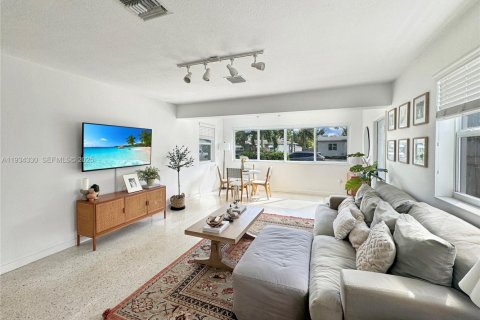 Casa en venta en Hallandale Beach, Florida, 2 dormitorios, 81.57 m2 № 1992681 - foto 1