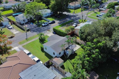 Casa en venta en Hallandale Beach, Florida, 2 dormitorios, 81.57 m2 № 1992681 - foto 18