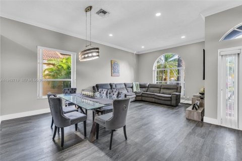 House in Pembroke Pines, Florida 4 bedrooms, 195.28 sq.m. № 2028915 - photo 3