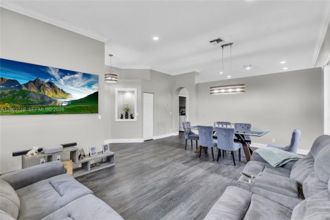 House in Pembroke Pines, Florida 4 bedrooms, 195.28 sq.m. № 2028915 - photo 5