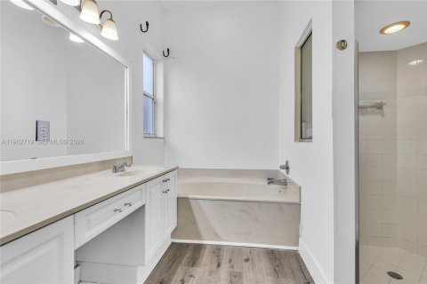 House in Pembroke Pines, Florida 4 bedrooms, 195.28 sq.m. № 2028915 - photo 19