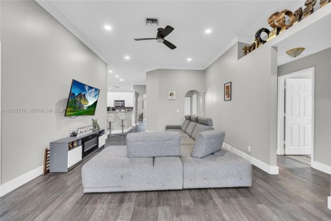 House in Pembroke Pines, Florida 4 bedrooms, 195.28 sq.m. № 2028915 - photo 20