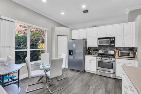 House in Pembroke Pines, Florida 4 bedrooms, 195.28 sq.m. № 2028915 - photo 9