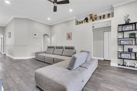 House in Pembroke Pines, Florida 4 bedrooms, 195.28 sq.m. № 2028915 - photo 11