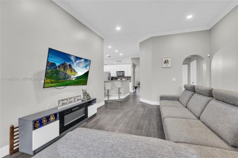 House in Pembroke Pines, Florida 4 bedrooms, 195.28 sq.m. № 2028915 - photo 12