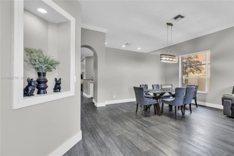 House in Pembroke Pines, Florida 4 bedrooms, 195.28 sq.m. № 2028915