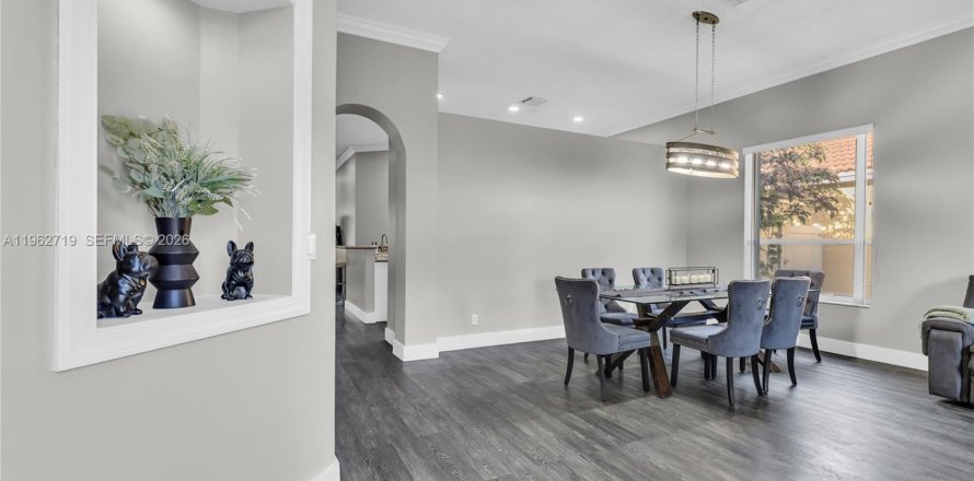 House in Pembroke Pines, Florida 4 bedrooms, 195.28 sq.m. № 2028915