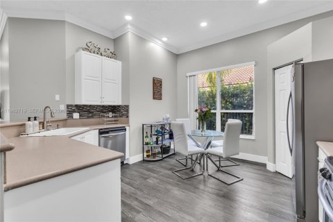 House in Pembroke Pines, Florida 4 bedrooms, 195.28 sq.m. № 2028915 - photo 7