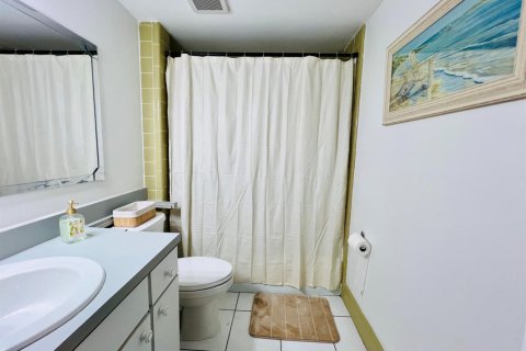 Condo in Jensen Beach, Florida, 1 bedroom № 2193327 - photo 14