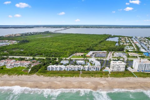 Condo in Jensen Beach, Florida, 1 bedroom № 2193327 - photo 22