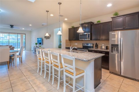 Casa en venta en Kissimmee, Florida, 6 dormitorios, 291.9 m2 № 2230535 - foto 3