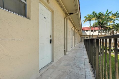 Condo in Pinecrest, Florida, 3 bedrooms  № 2069532