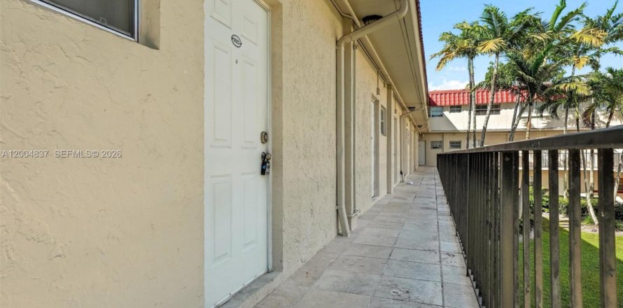 Condo in Pinecrest, Florida, 3 bedrooms  № 2069532