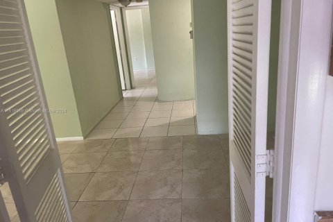 Condo in Lauderhill, Florida, 2 bedrooms  № 1702698 - photo 12
