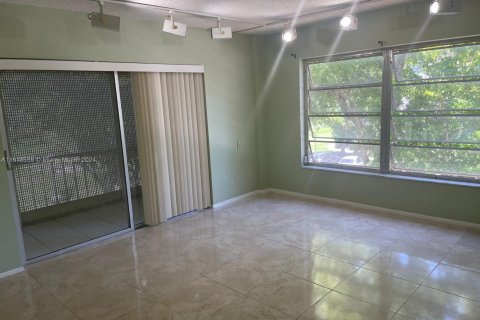Condo in Lauderhill, Florida, 2 bedrooms  № 1702698 - photo 6