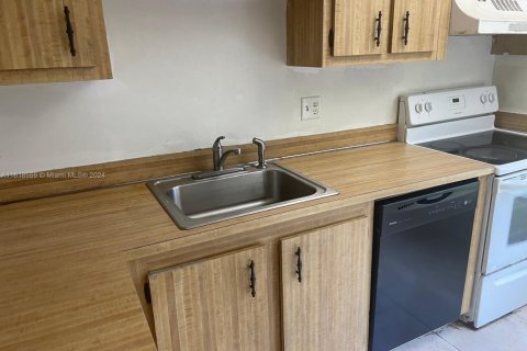 Condo in Lauderhill, Florida, 2 bedrooms  № 1702698 - photo 11