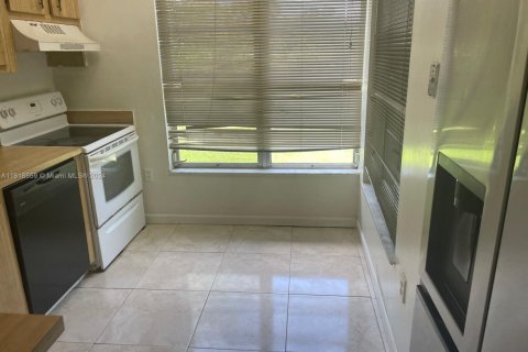 Condo in Lauderhill, Florida, 2 bedrooms  № 1702698 - photo 10